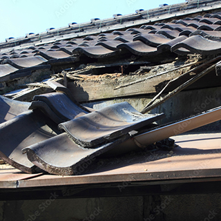 屋根材のずれや割れなどの破損